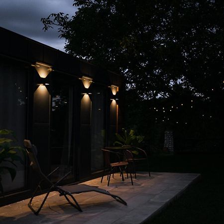 Апартаменти Tiny House Mezi Sklepy Kobyli Екстер'єр фото