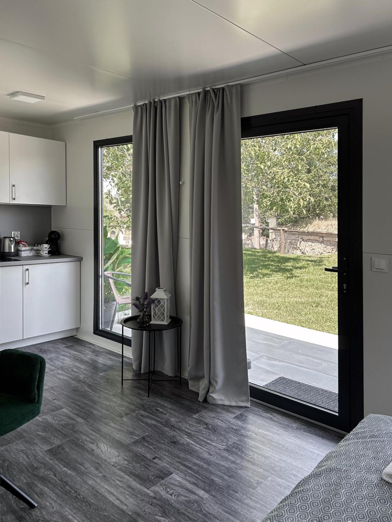 Апартаменти Tiny House Mezi Sklepy Kobyli Екстер'єр фото