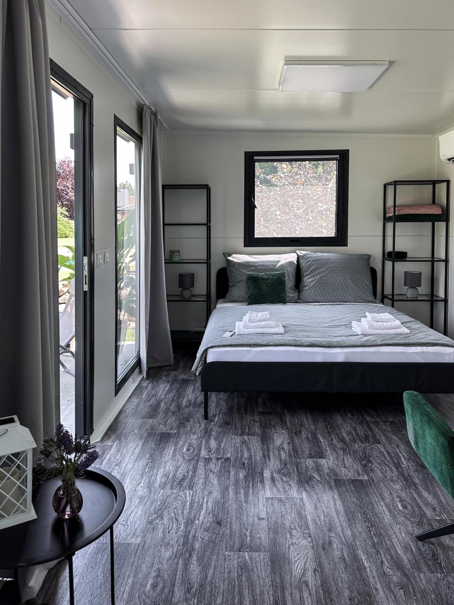 Апартаменти Tiny House Mezi Sklepy Kobyli Екстер'єр фото